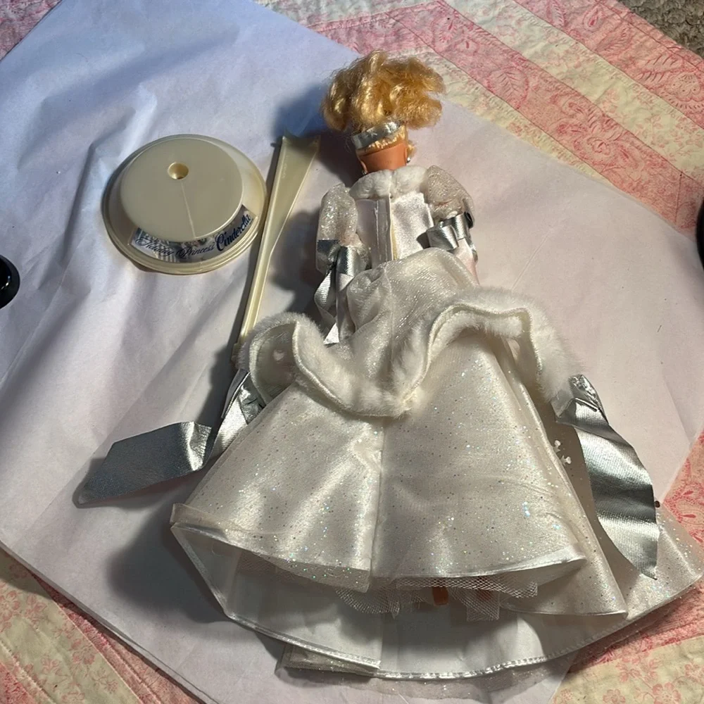First in Series Holiday Princess Walt Disney Cinderella 1996 Barbie Doll & Stand - Picture 4 of 4